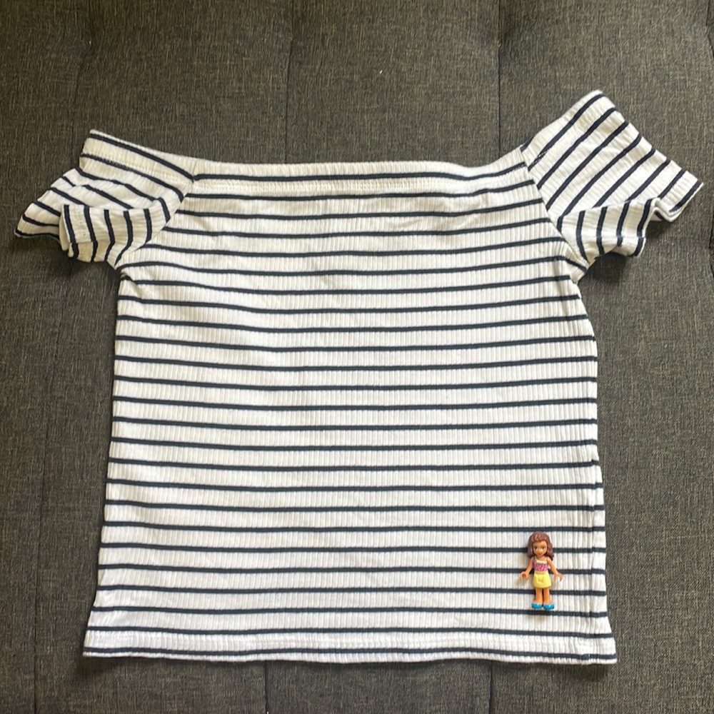 Divided H&M young girl size small. Excellent condition, no stain.
